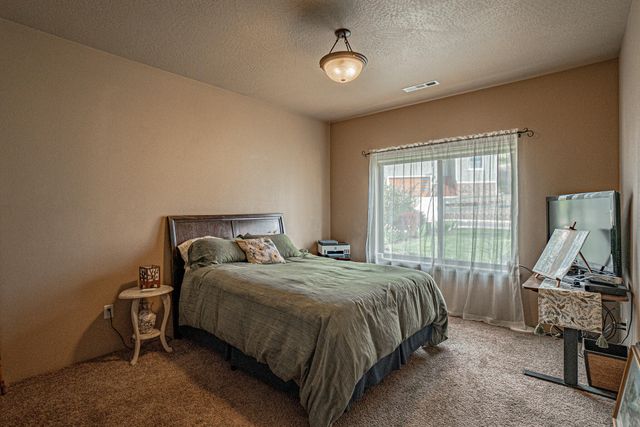 1050 Azure Way, Eagle Point, OR 97524