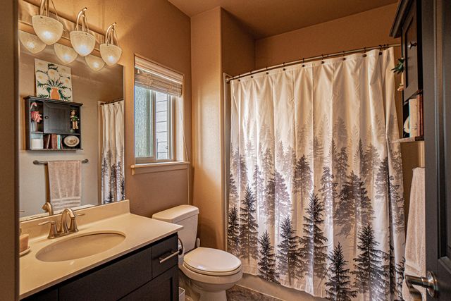 1050 Azure Way, Eagle Point, OR 97524