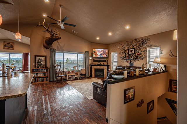 1050 Azure Way, Eagle Point, OR 97524