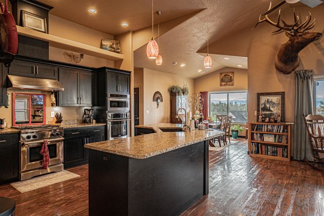 1050 Azure Way, Eagle Point, OR 97524