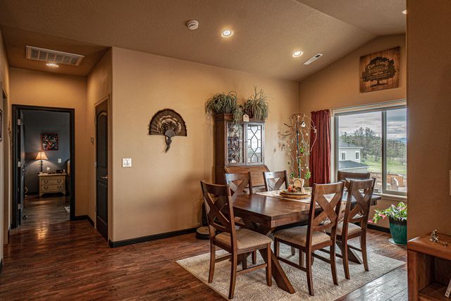 1050 Azure Way, Eagle Point, OR 97524