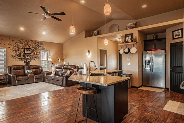 1050 Azure Way, Eagle Point, OR 97524