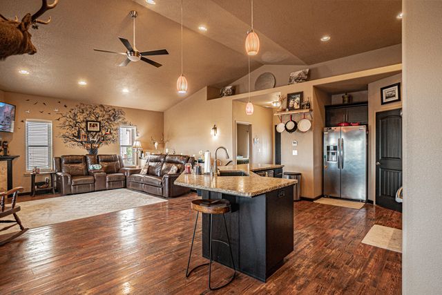 1050 Azure Way, Eagle Point, OR 97524