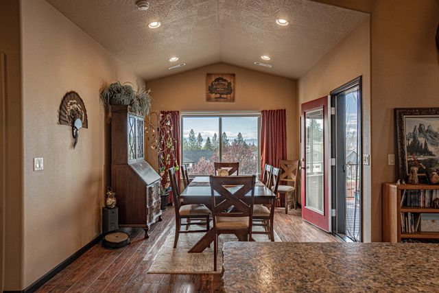 1050 Azure Way, Eagle Point, OR 97524