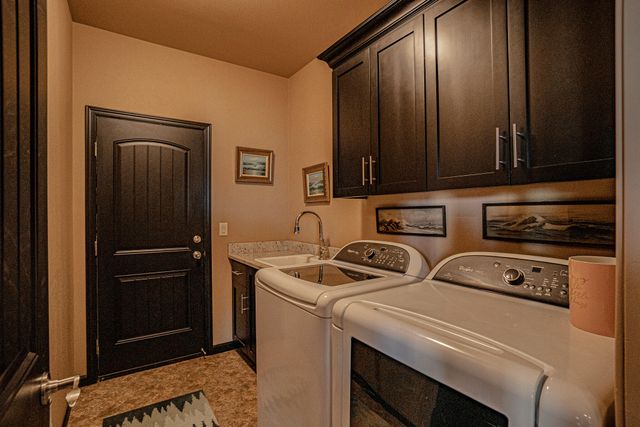 1050 Azure Way, Eagle Point, OR 97524