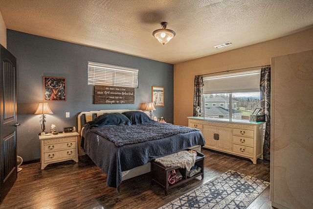 1050 Azure Way, Eagle Point, OR 97524