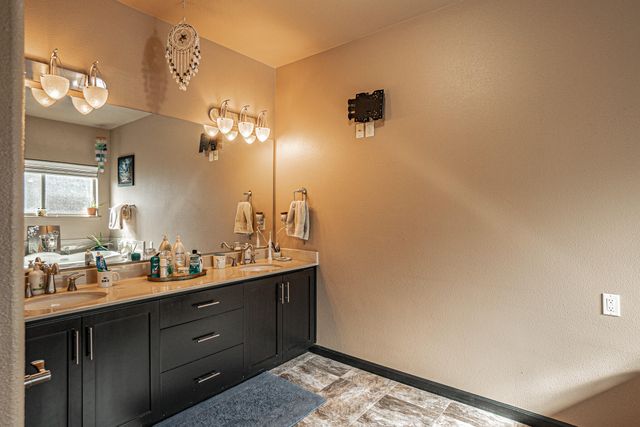 1050 Azure Way, Eagle Point, OR 97524