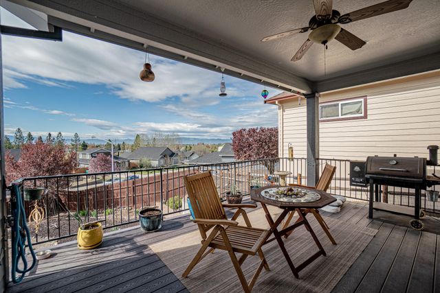 1050 Azure Way, Eagle Point, OR 97524