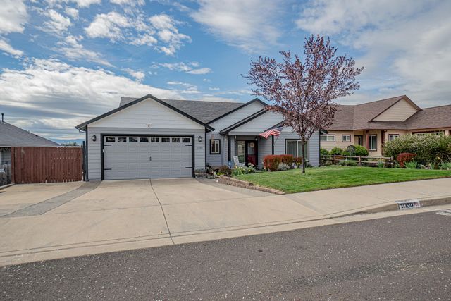 1050 Azure Way, Eagle Point, OR 97524