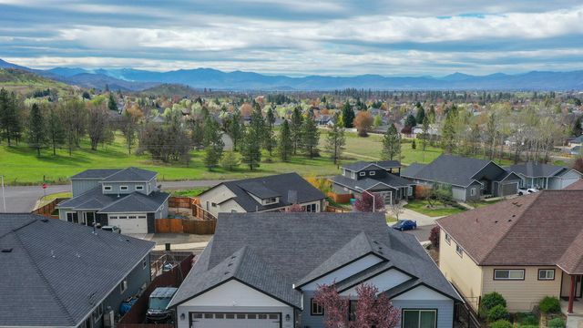 1050 Azure Way, Eagle Point, OR 97524