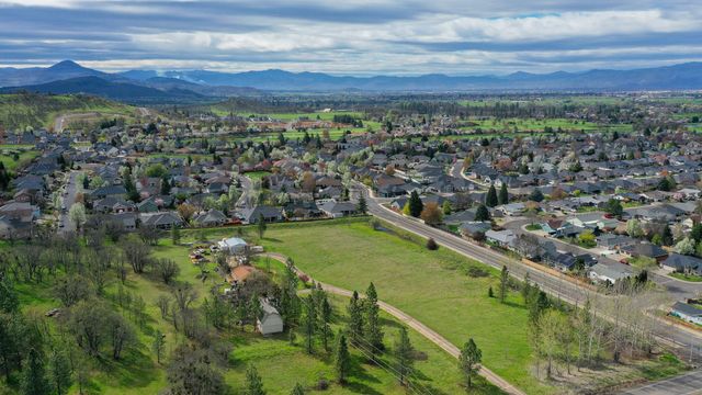 1050 Azure Way, Eagle Point, OR 97524