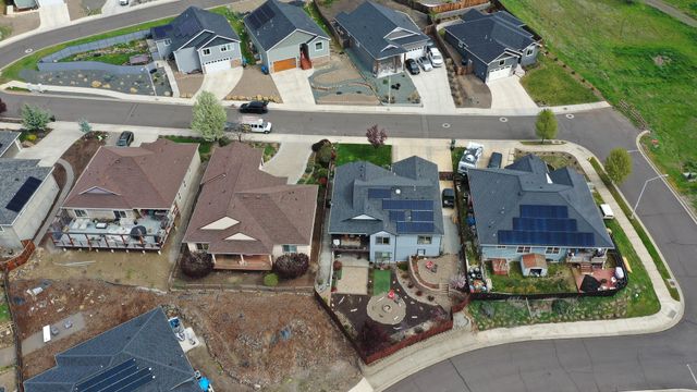 1050 Azure Way, Eagle Point, OR 97524