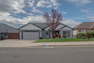 1050 Azure Way, Eagle Point, OR 97524