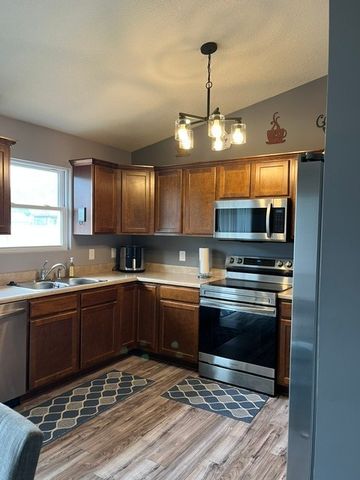 25 W Village Circle, Davenport, IA 52806