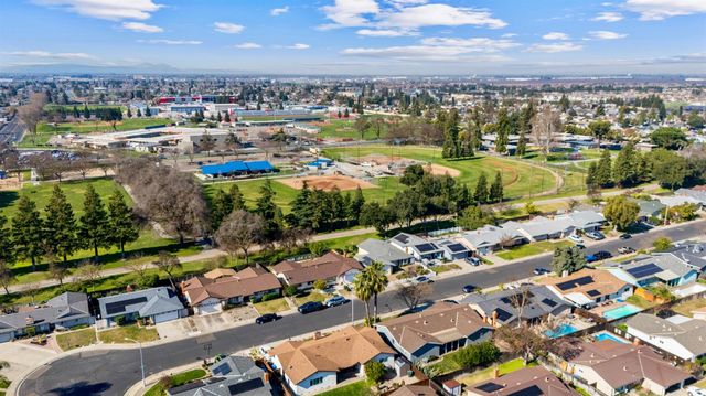 1648 Olivewood Ave, Manteca, CA 95336