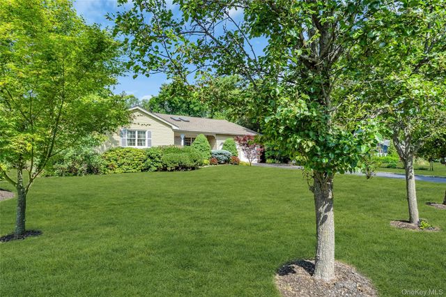 34 Aberdeen Road, Smithtown, NY 11787