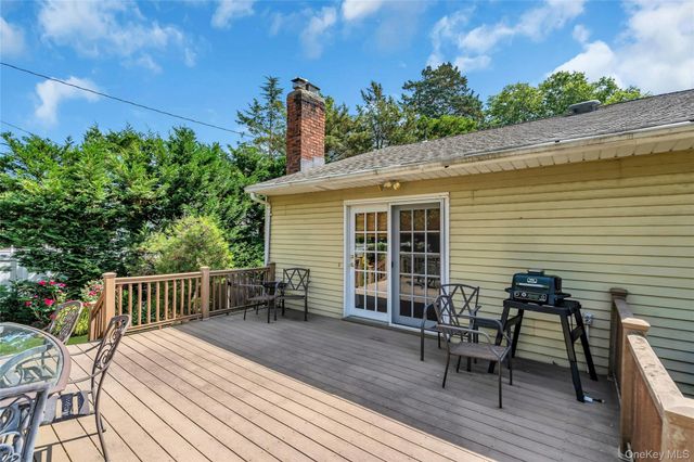 34 Aberdeen Road, Smithtown, NY 11787