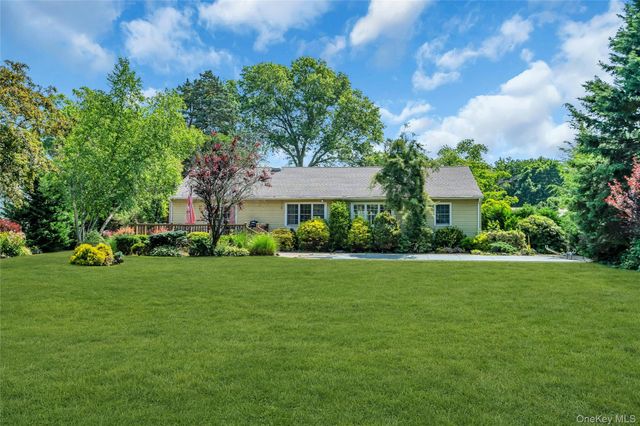34 Aberdeen Road, Smithtown, NY 11787