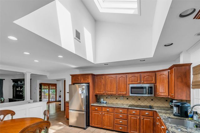 34 Aberdeen Road, Smithtown, NY 11787