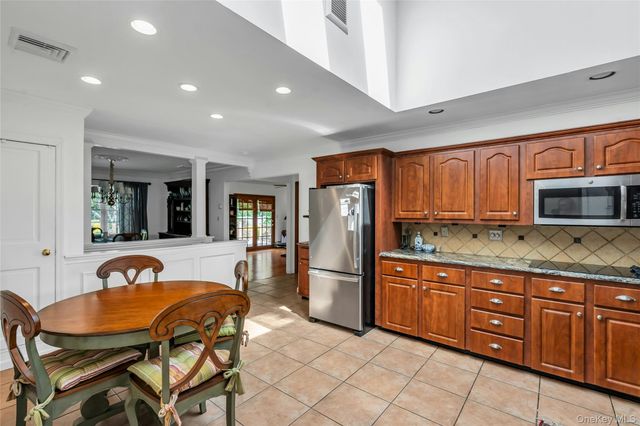 34 Aberdeen Road, Smithtown, NY 11787