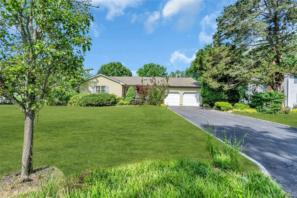34 Aberdeen Road, Smithtown, NY 11787
