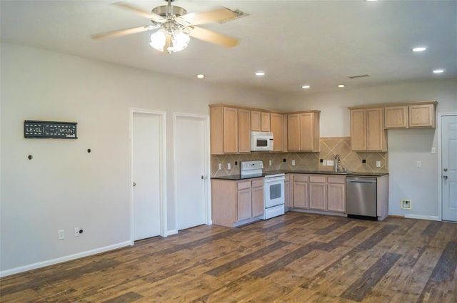 125 Clear Water Street W, Montgomery, TX 77356