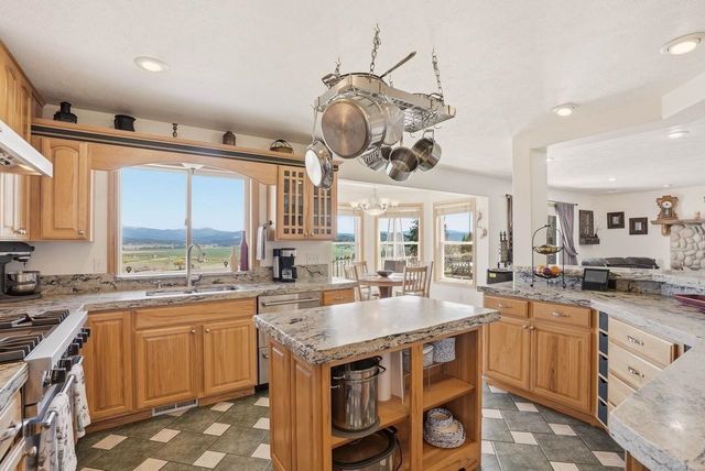 10303 N Stoneman Bluff Ln, Spokane, WA 99217