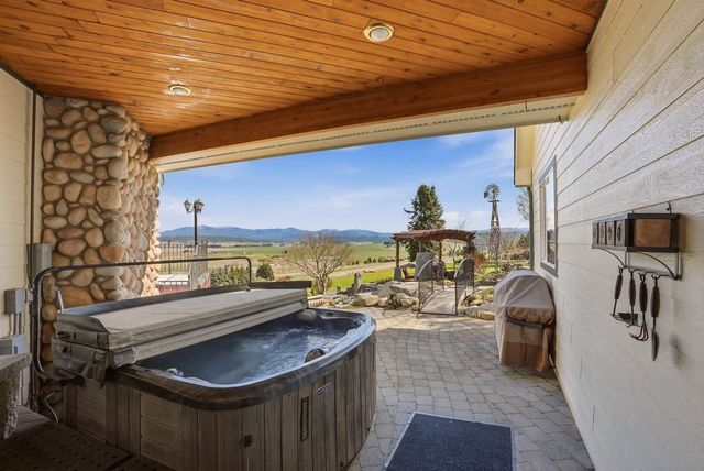 10303 N Stoneman Bluff Ln, Spokane, WA 99217