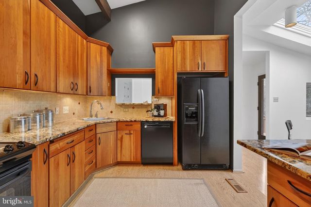 11203 LEATHERWOOD DR, Reston, VA 20191