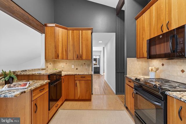 11203 LEATHERWOOD DR, Reston, VA 20191