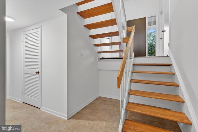 11203 LEATHERWOOD DR, Reston, VA 20191