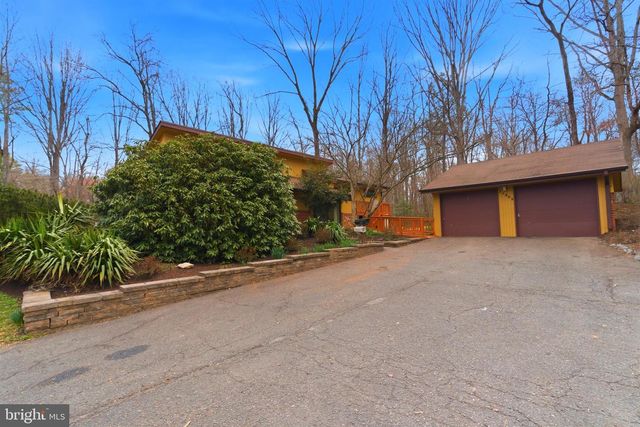 11203 LEATHERWOOD DR, Reston, VA 20191