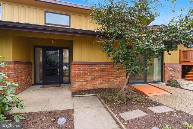 11203 LEATHERWOOD DR, Reston, VA 20191