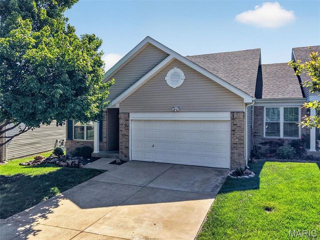 812 Whispering Village Circle, Ballwin, MO 63021