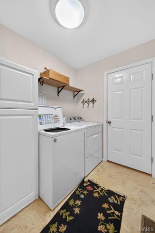 812 Whispering Village Circle, Ballwin, MO 63021