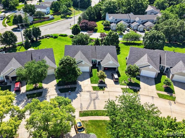812 Whispering Village Circle, Ballwin, MO 63021