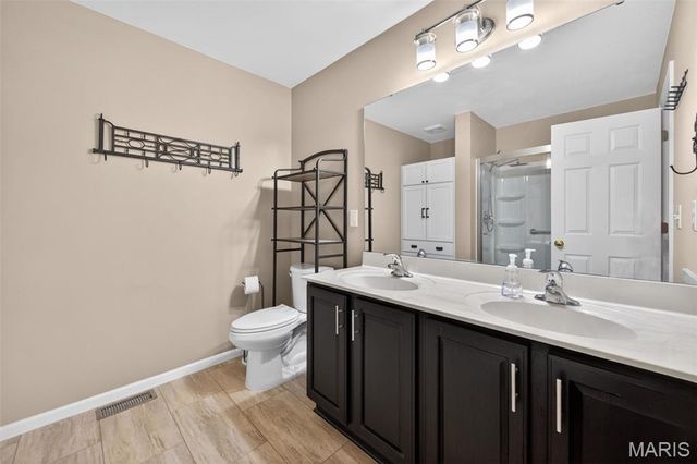 812 Whispering Village Circle, Ballwin, MO 63021