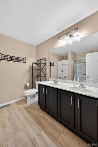 812 Whispering Village Circle, Ballwin, MO 63021