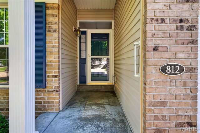 812 Whispering Village Circle, Ballwin, MO 63021