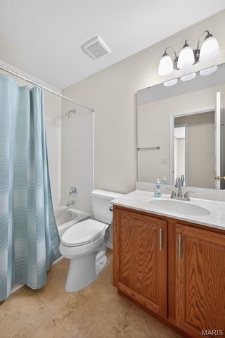 812 Whispering Village Circle, Ballwin, MO 63021