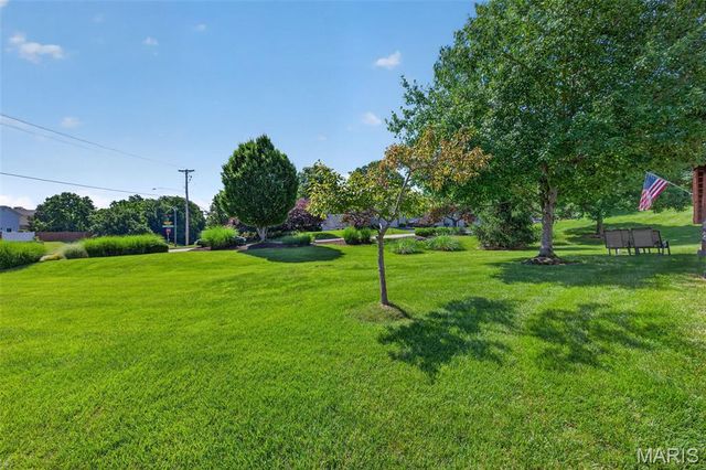 812 Whispering Village Circle, Ballwin, MO 63021
