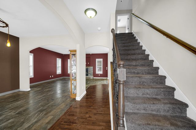 8 W Shakespeare Drive, Valparaiso, IN 46385