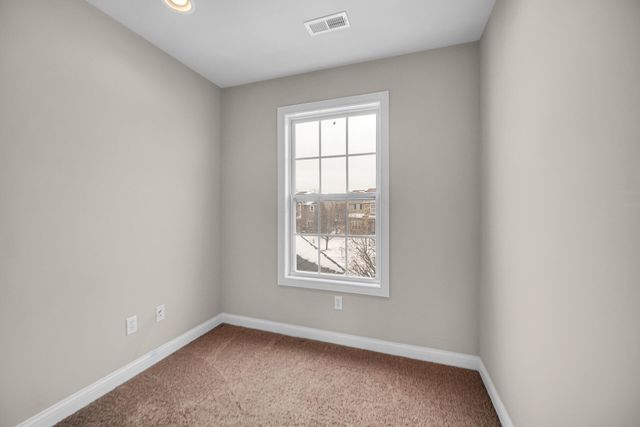 8 W Shakespeare Drive, Valparaiso, IN 46385