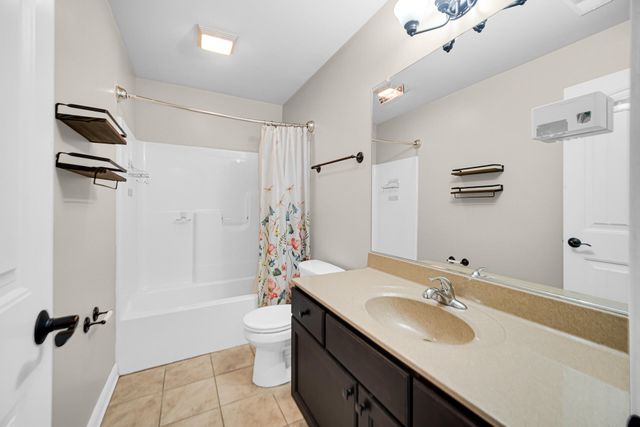 8 W Shakespeare Drive, Valparaiso, IN 46385