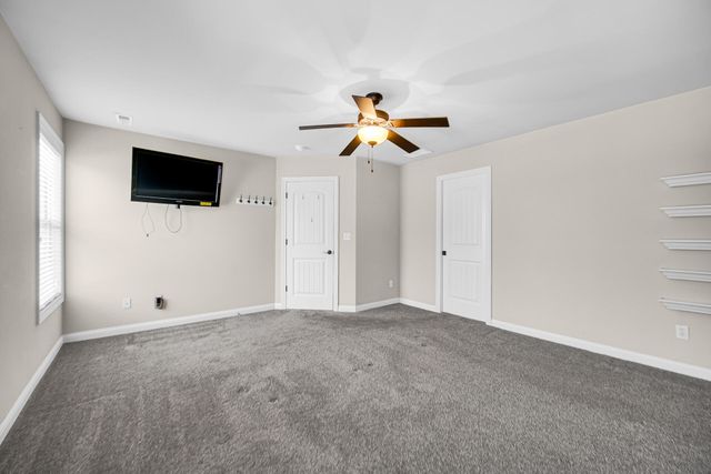 8 W Shakespeare Drive, Valparaiso, IN 46385