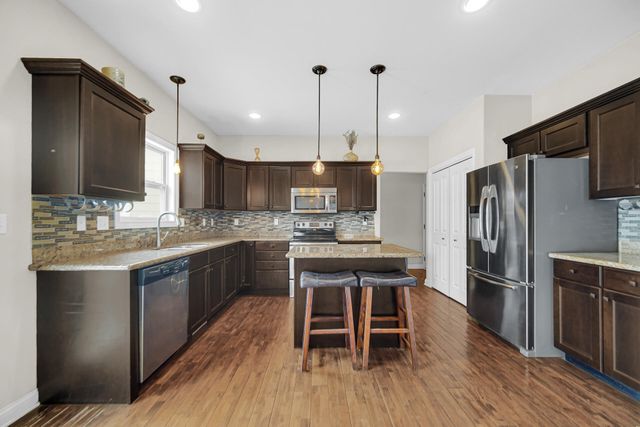 8 W Shakespeare Drive, Valparaiso, IN 46385