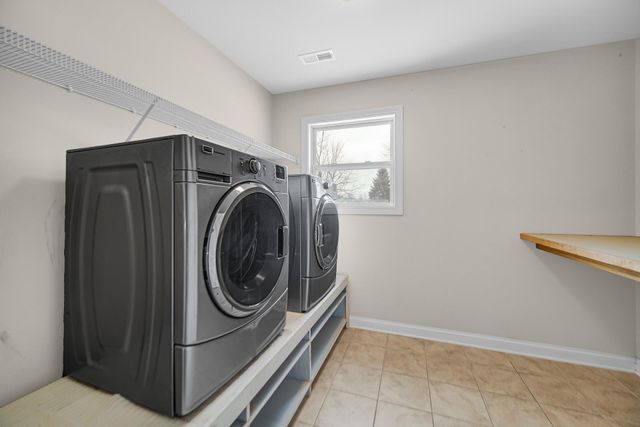 8 W Shakespeare Drive, Valparaiso, IN 46385