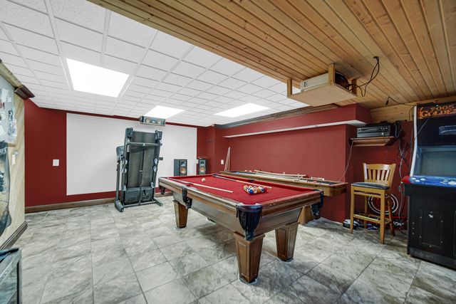 8 W Shakespeare Drive, Valparaiso, IN 46385