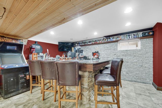 8 W Shakespeare Drive, Valparaiso, IN 46385