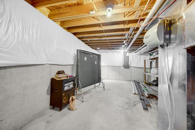 8 W Shakespeare Drive, Valparaiso, IN 46385